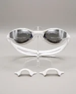 ⁦نظارة سباحة من DOLPHIN احترافية بلون أبيض وعدسات عاكسة (Mirror Lens) مزودة بطبقة حماية من الأشعة فوق البنفسجية (UV Shield) وتقنية مقاومة الضباب (Anti-Fog)⁩ - الصورة ⁦2⁩