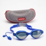 نظارة سباحة من أسبيدو ميرور (Speedo Mirror) ، مقاومة للتسرب ومضادة للضباب، مع حماية من الاشعة فوق البنفسجية، مناسبة لسباقات الترياتلون مع حافظة حماية مجانية