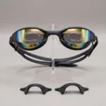 نظارة سباحة من DOLPHIN احترافية بلون أبيض وعدسات عاكسة (Mirror Lens) مزودة بطبقة حماية من الأشعة فوق البنفسجية (UV Shield) وتقنية مقاومة الضباب (Anti-Fog)