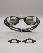 نظارة سباحة من DOLPHIN احترافية بلون أبيض وعدسات عاكسة (Mirror Lens) مزودة بطبقة حماية من الأشعة فوق البنفسجية (UV Shield) وتقنية مقاومة الضباب (Anti-Fog)