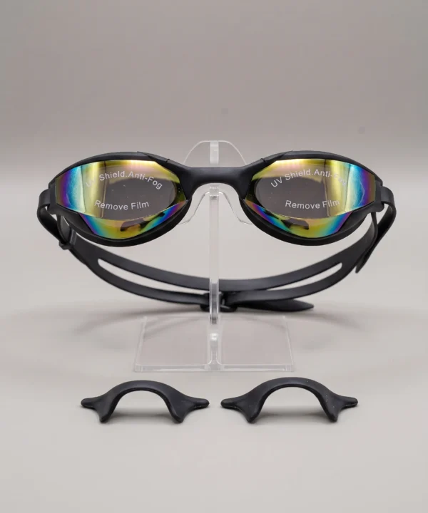نظارة سباحة من DOLPHIN احترافية بلون أبيض وعدسات عاكسة (Mirror Lens) مزودة بطبقة حماية من الأشعة فوق البنفسجية (UV Shield) وتقنية مقاومة الضباب (Anti-Fog)