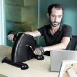 ⁦بدال جهاز، (Mini Exercise Bike) تمرين بدواسة (للذراعين والساقين) دراجة للقدم تحت المكتب وللذراعين، دراجة تمارين صغيرة محمولة، مع شاشة LCD ديجيتال، اسود⁩ - الصورة ⁦3⁩