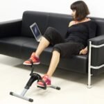 ⁦بدال ارضي دواسة لياقة بدنية قابلة للطي مع شاشة LCD، دراجة تمارين صغيرة قابلة للطي تحت المكتب، جهاز محمول لدورة اليد للقدم أثناء الجلوس⁩ - الصورة ⁦4⁩