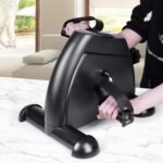 ⁦بدال جهاز، (Mini Exercise Bike) تمرين بدواسة (للذراعين والساقين) دراجة للقدم تحت المكتب وللذراعين، دراجة تمارين صغيرة محمولة، مع شاشة LCD ديجيتال، اسود⁩ - الصورة ⁦16⁩