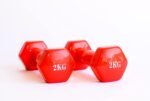 ⁦دمبل قطعة واحدة فينيل وزن 2KG ، أحمر⁩ - الصورة ⁦2⁩