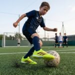 ⁦حذاء كرة قدم (ترتان/ستارز) من ماركة Adidas للأطفال من الجنسين، أصفر⁩ - الصورة ⁦2⁩