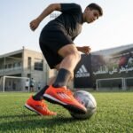 ⁦حذاء كرة قدم (ترتان/ستارز) من ماركة Adidas للبالغين من الجنسين، أحمر*أسود⁩ - الصورة ⁦2⁩