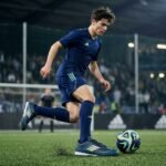 ⁦حذاء كرة قدم (ترتان/ستارز) من ماركة Adidas للبالغين من الجنسين، كحلي⁩ - الصورة ⁦2⁩