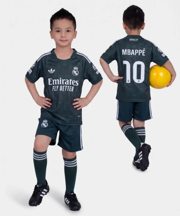 طقم كرة قدم (ريال مدريد)، أطفال، موسم 2026/2027 – تيشرت وشورت رياضي للأطفال من الجنسين ( زيتي )