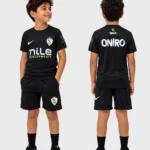طقم كرة قدم (الزمالك)، أطفال، موسم 2026/2027 – تيشرت وشورت رياضي للأطفال من الجنسين ( أسود )