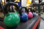 ⁦كرة Kettlebell كيتل بيل 8kg - مصنوعة من الحديد المصبوب عالي المتانة، ومغطاة بطبقة سميكة من الفينيل المطاطي لضمان السلامة والمتانة، مثالية⁩ - الصورة ⁦4⁩