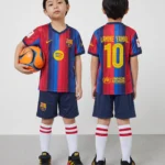 طقم كرة قدم (برشلونة)، أطفال، موسم 2026/2027 – تيشرت وشورت رياضي للأطفال من الجنسين ( احمر )