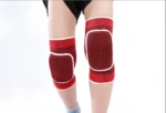 ⁦واقى ركبة (للبالغين) من ماركة (KNEE GUARD)، وسادة ركبة رغوية سميكة لتجنب الاصطدام، دعامة ركبة رياضية مسامية غير قابلة للانزلاق، لكرة القدم وكرة السلة وكرة الطائرة والجري والرقص⁩ - الصورة ⁦4⁩